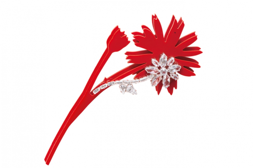 Миучча Прада навсегда решила проблему быстро увядающих бутоньерок. Мало того, что вырезанные лазером футуристические пионы и астры вечны, так еще и