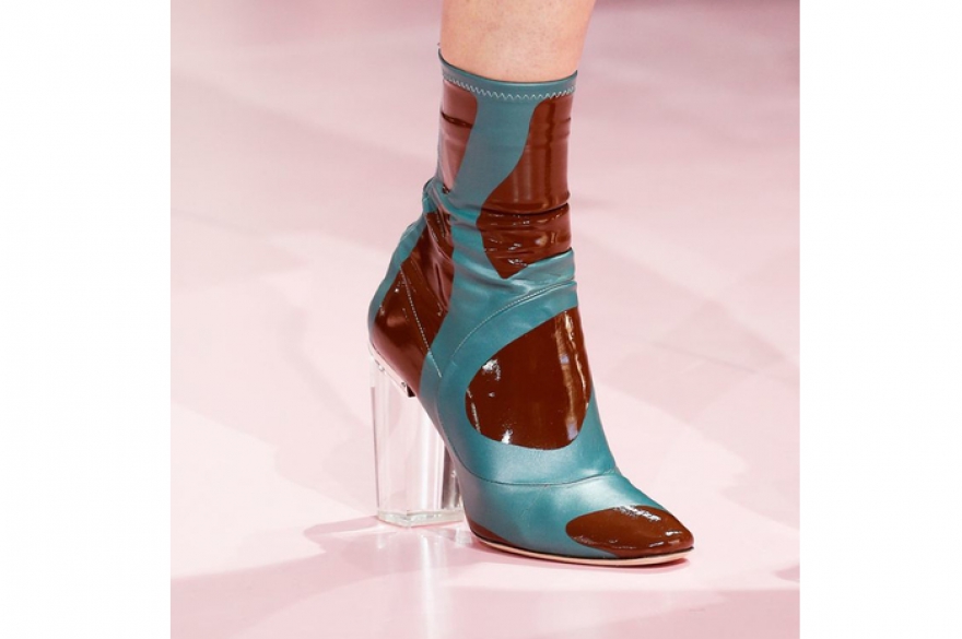 К сожалению, кожу тропических лягушек невозможно использовать в дизайнерских целях, но Раф Симонс вышел из положения и перенес кислотный окрас