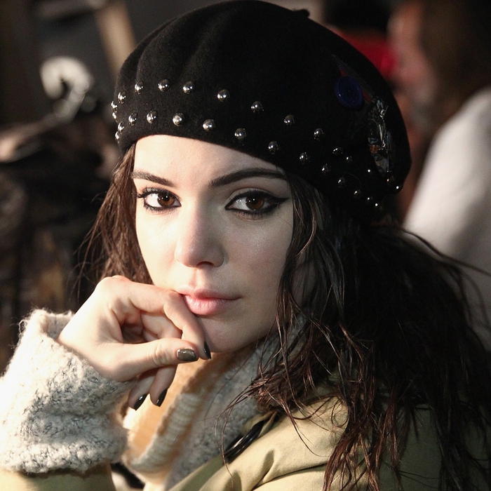 Кендалл Дженнер в берете Marc by Marc Jacobs