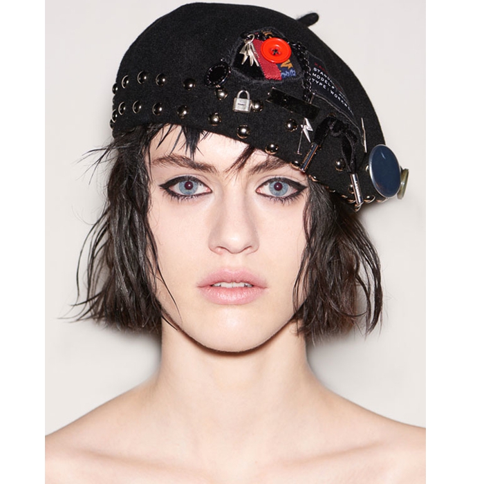 Модель на бэкстейдж показа Marc by Marc Jacobs, осень-зима 2015