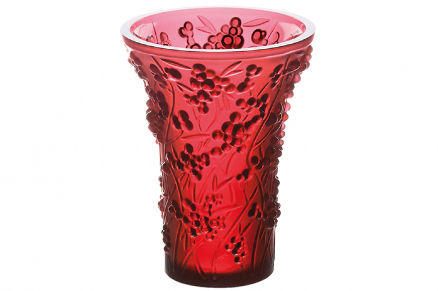 Ваза Lalique Berries из красного хрусталя, как хамелеон, маскируется под гроздья сентябрьской рябины. ДЛТ, Б. Конюшенная ул., 21–23, www.dlt.ru