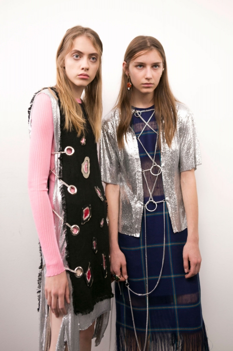 Вика (Odette) Павлова и Софья Тесменицкая на бэкстейдже MSGM