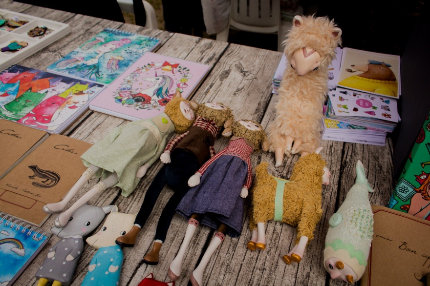 Пятница, 16 октября Дружественная барахолка Garage Sale стала культовым событием среди любителей шопинга и необычных штучек. Купить обновки на осень