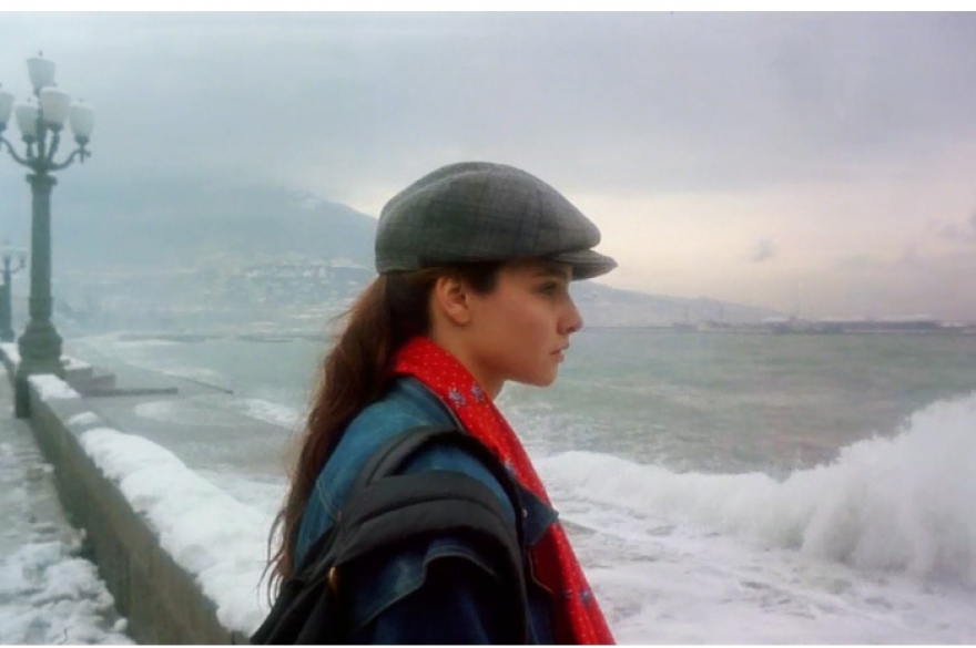 Друбич удалось установить свои законы женственности, которым нипочем ни надвинутая на лоб мужская кепка, ни бесформенная джинсовка со спортивным