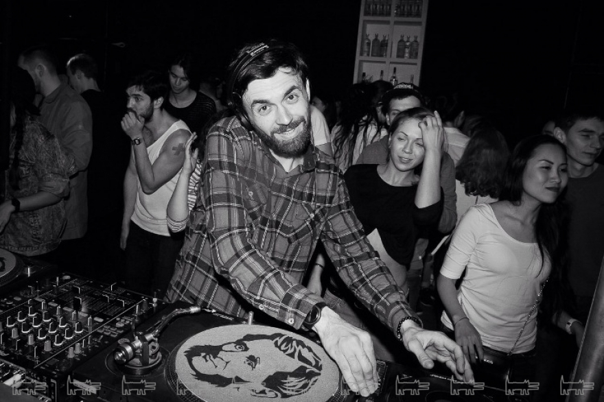 Станислав Guru, вечеринки Guru`s Kitchen Трек дня Вечеринки Guru`s Kitchen проходят с 2010 года. За это время благодаря Стасу Guru в Ростове выступили