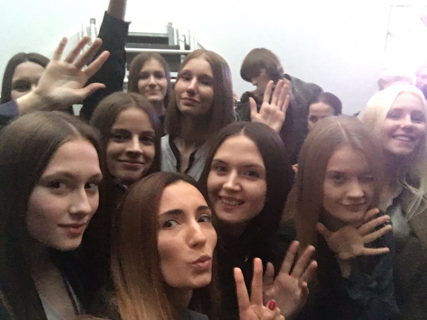 Галя Голованова на бэкстейдже шоу Яниса Чамалиди