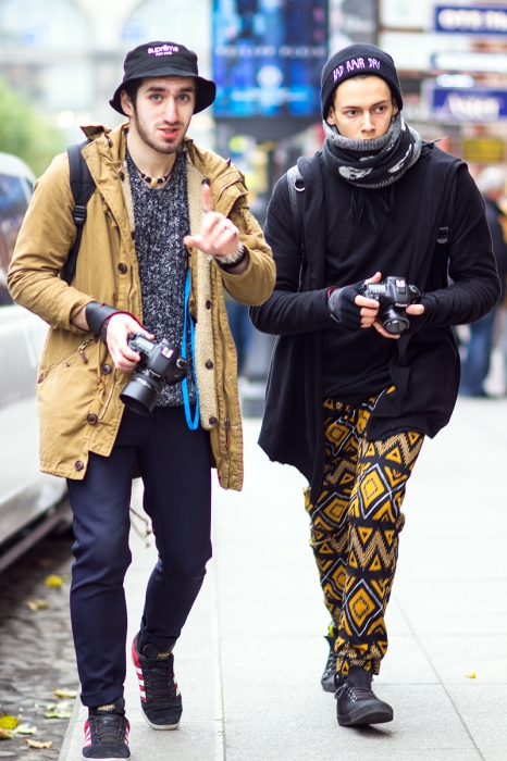 слева Шами Пежонов, стритстайл-фотограф (брюки Adidas, обувь Adidas Busentz, свитер US Polo Assn, куртка Pull & Bear)