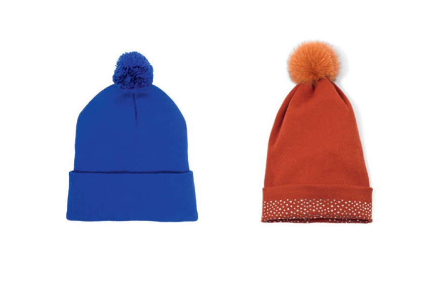 Шапка Carhatt, 4500 руб. (hypebeast.com); Шапка Raised by Wolves, 1200 руб. (Mint Store)