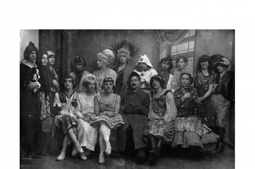 Участники инсценированной мужской свадьбы 15 января 1921 года на частной квартире. Автор снимка – матрос Афанасий Шаур. В центре – травести-танцовщик