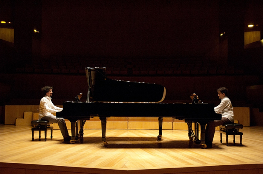 Испанский дуэт пианистов Moreno Gistain играет на одном рояле с двумя клавиатурами.