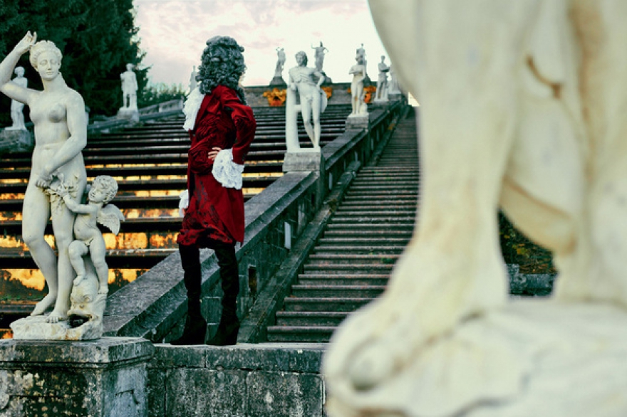 Светлана Ходченкова в манжетах и бриджах из костюмерной мастерской