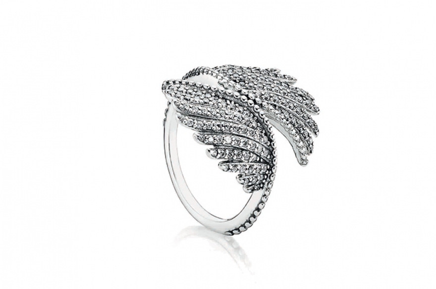 «Птица феникс», Pandora Искрящиеся перья птицы феникс в осенней коллекции инкрустированы кубическим цирконием в технике паве.