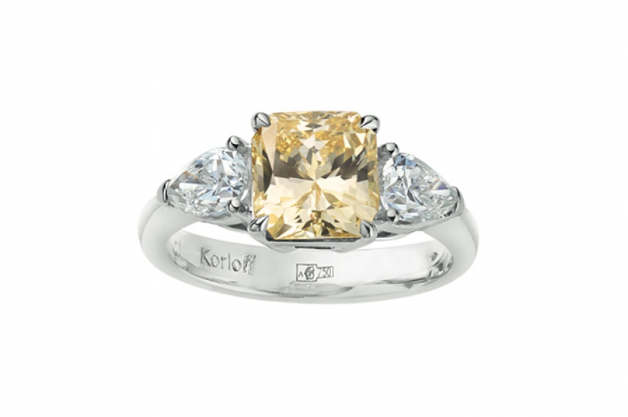 Korloff Кольцо украшают сразу три крупных камня: два белых солитера формы «триллиант» и один желтый — авторской огранки Korloff Cut с 65 фасетами.