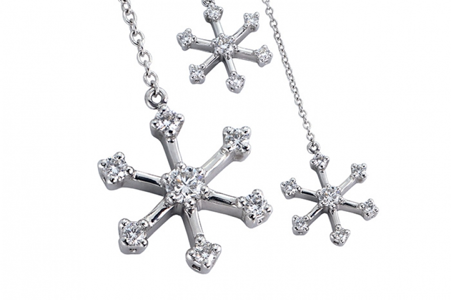 «Кристалл», «Смоленский бриллианты» Следы в виде снежинок из белого золота с каратным бриллиантом в центре мог бы оставить злодей мистер Фриз из Готэм