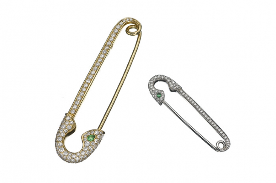 Safety First, Crow’s Nest Нет страшнее оружия, чем английская булавка. А та, что из желтого золотас бриллиантами и цаворитом, может ослепить и