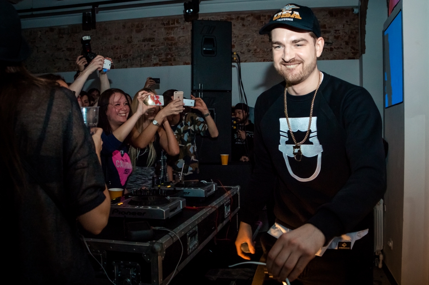 Суббота, 7 ноября DJ Oguretz спустя восемь месяцев вновь выступит в Музее советских игровых автоматов. С одной стороны Сергей Мезенцев - музыкант