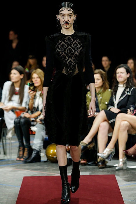 Givenchy, около 200 000 руб.