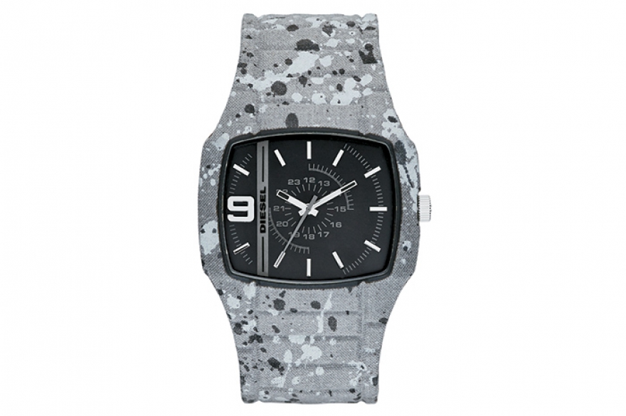 Trojan, Diesel Фактурный «троянец» в мощномкорпусе 45 на 46 миллиметров закален в боях: судя по заляпанному краской ремешку, он только что вышел из