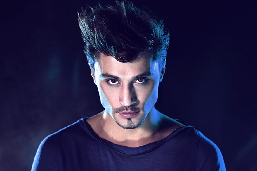 Дима Билан @bilanofficial Певец чередует видео с концертов (особенно эффектно выглядит выход на сцену — перед камерой раздвигается занавес, и вы