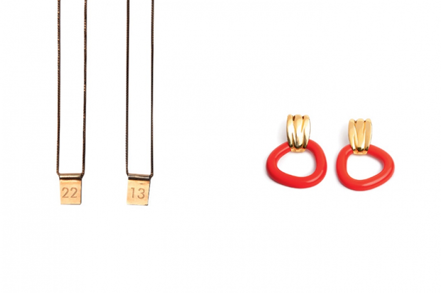 Слева: подвески «22» и «13» — первые украшения по эскизам создательниц магазина. Справа: винтажные серьги Valenitno