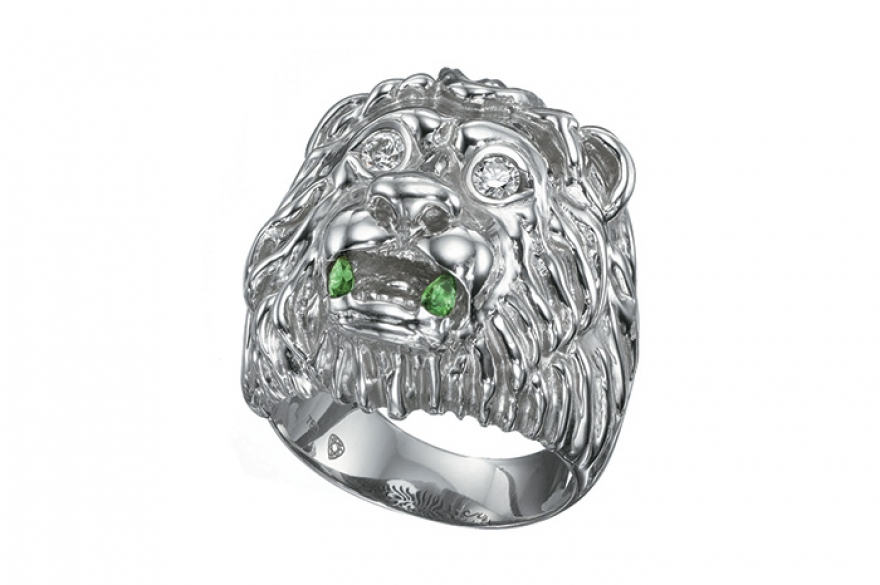 Jungle Fever, Crow’s Nest Лев с гривой из белого золота выдает в себе вегана окрасившимися в травяной цвет клыками-цаворитами.