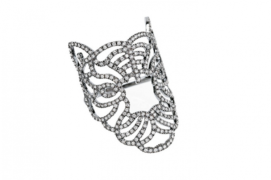 Tiger, Nessa Ночью все кошки серы, если не бликуют белыми бриллиантами по контуру. В светоотражатели одела своего хищника парижский ювелир Ванесса