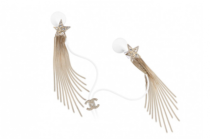 Наушники Chanel Нам хочется думать, что марка Chanel скрестила серьги-кометы с наушниками к столетию Туве Янссон, автора сказки «Муми-тролль и комета.