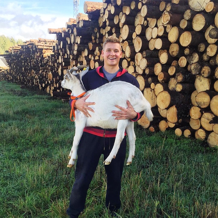 Александр Белькович на ферме «Фиона и Ко»