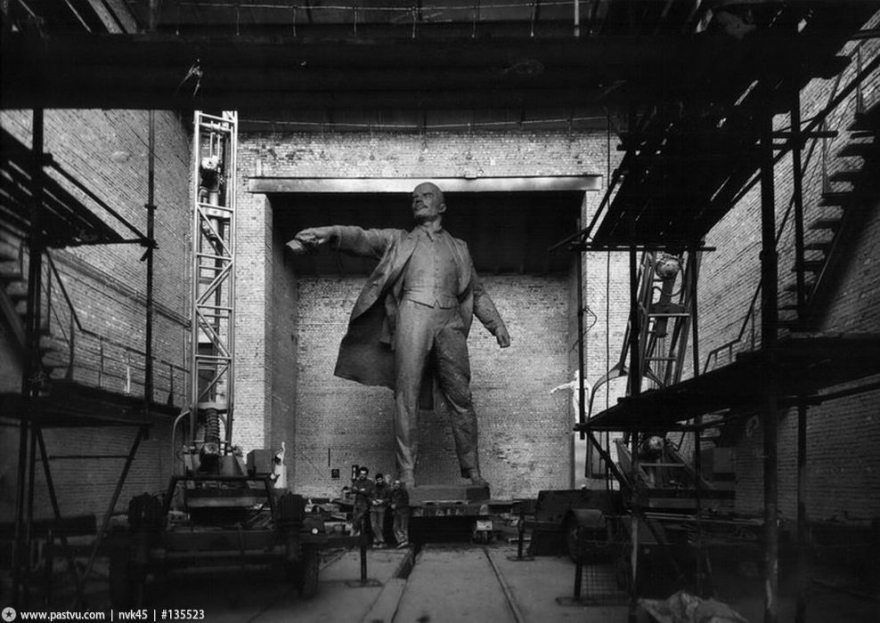 Работа над памятником В.И. Ленину в мастерской Михаила Аникушина