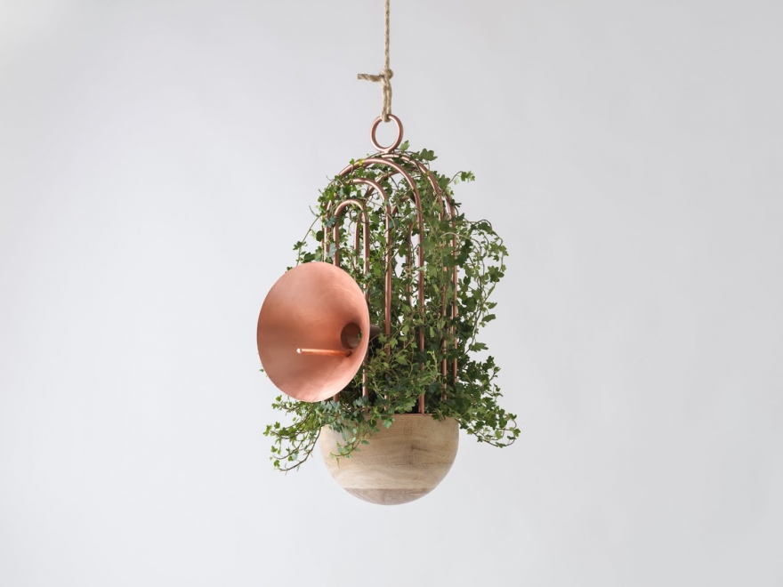 Orator. Кормушка для птиц с интегрированным кашпо и рупором. Дизайн: Катя Толстых.