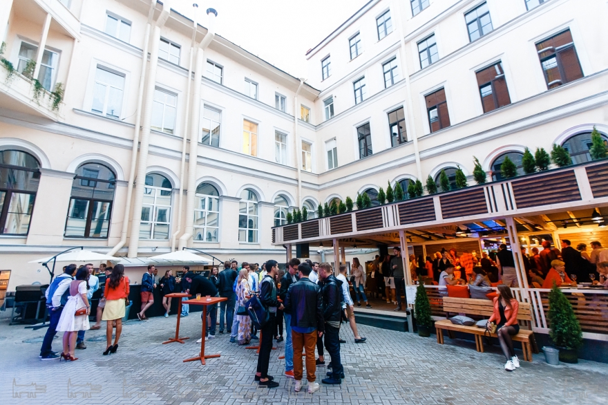 Герметичные петер бургские дворы как будто созданы для ивент-менеджмента: в кодворинге прохо дят книжные базары, в Beatnik каждый день были вечеринки