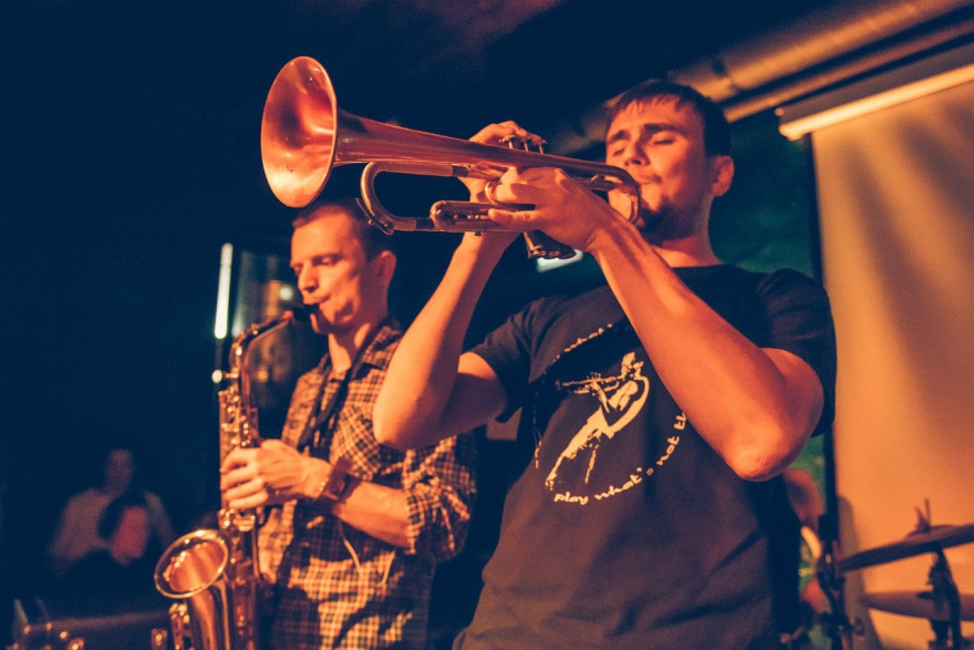 3. Первый джаз вечер в «Соли» случился 5 марта. Мы хотели собрать профессиональных музыкантов, не являющихся коллективом, чтобы они джэмовали на