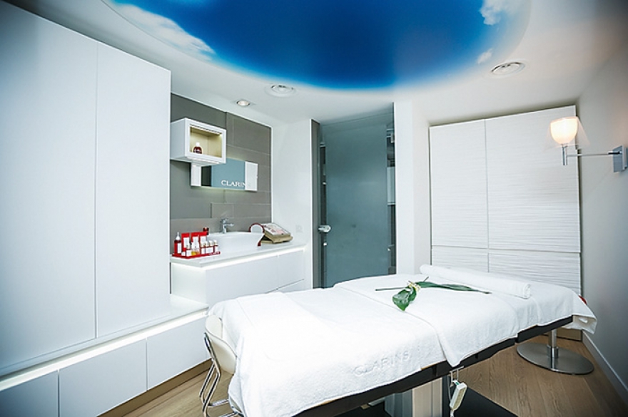 Clarins Skin Spa Расслабляющий ритуал для тела, лица и головы Ритуал Rebalancing Treatment with Essential Oils длится 75 минут. Мастер выбирает одно