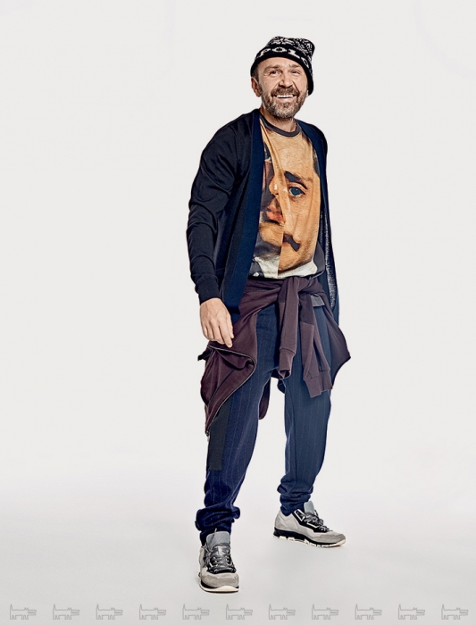 Шапка Polo Ralph Lauren, футболка №. 21, кардиган и брюки Dries Van Noten, худи, повязанное на поясе,— Dolce &Gabbana, кроссовки Lanvin (все — ДЛТ)