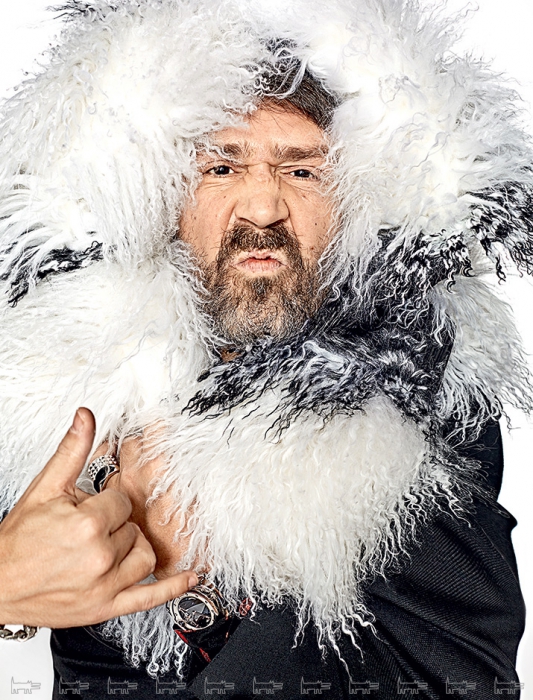 Сорочка и жакет Saint Laurent, перстни Stephen Webster, шуба IRFE, часы De Bethune DB28 (все — ДЛТ).