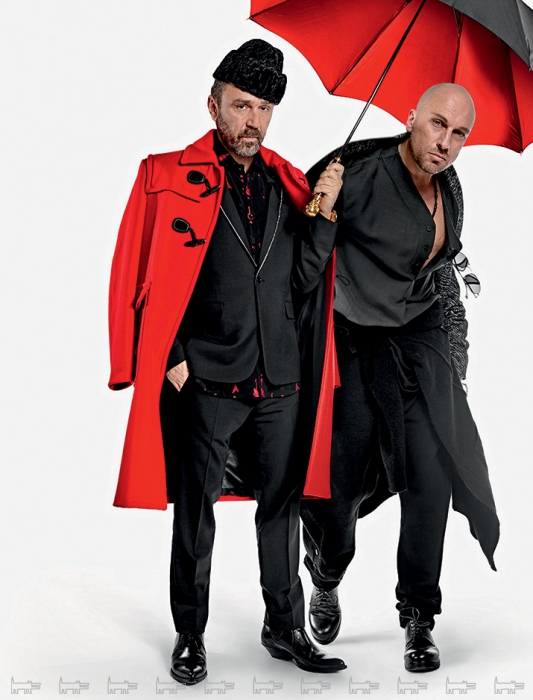 На Сергее Шнурове: шапкапирожок FurLand, сорочка, жакет, брюки и казаки Saint Laurent , пальто Gucci, зонт Alexander McQueen (все — ДЛТ). На Дмитрии