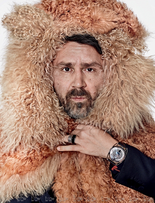 Сорочка и жакет Saint Laurent, перстни Stephen Webster, шуба Gucci, часы De Bethune DB28 (все — ДЛТ).