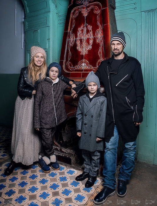 На Анне: куртка Acne, платье и ботинки Chanel, шапка Ilaria + Manefa; на Семене: куртка и брюки Arch andLine, ботинки Zecchino d'Oro, шапка Ilaria