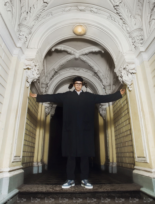 Сергей Бугаев-Африка. Рубашка и жакет Math Studios, брюки Comme des Garcons, ушанка Y-3, кеды Ermenеgildo Zeg