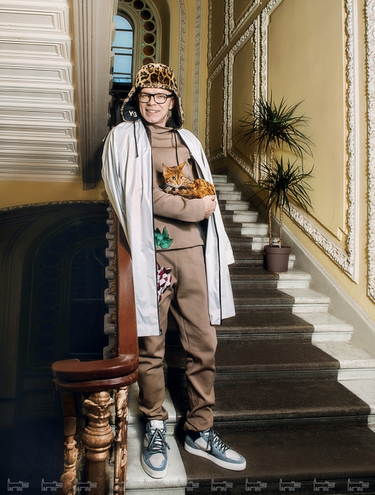 Сергей Бугаев-Африка. Костюм и плащ Artem Shumov, ушанка Y-3, кеды Ermenegildo Zegna.