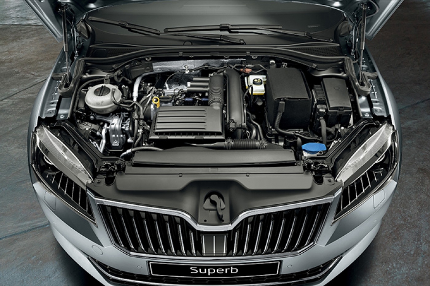 Под капотом Superb устроился турбомотор с прямым впрыском топлива и системой рекуперации энергии. На выбор — один из пяти бензиновых двигателей TSI от