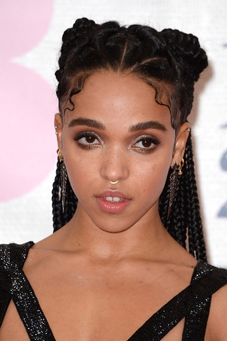 FKA Twigs сделала завитушки на лбу свои бьюти-коньком. Укладывать их, как певица, можно научиться у блогеров