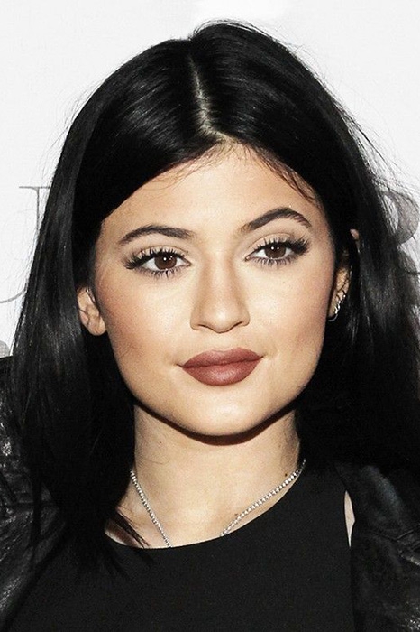 Возродителем коричневой помады в 2015-й год критики приписывают младшей из сестер Кардашьян, Кайли Дженнер
