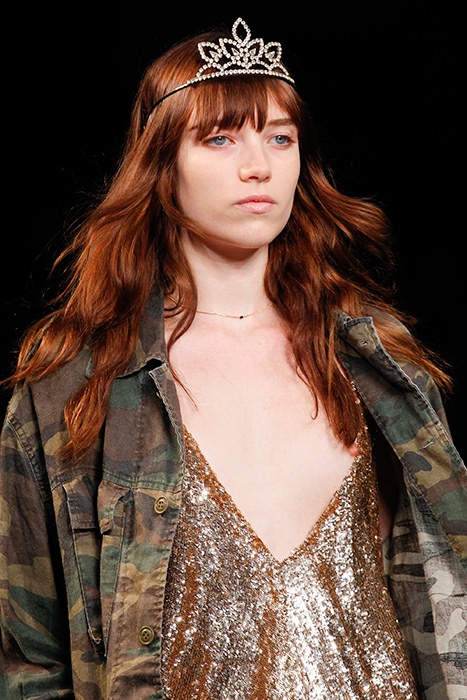 Эди Слиман не только снял Кортни Лав в рекламной кампании Saint Laurent, но и скопировал ее бьюти-лук с короной и взъерошенными волосами в коллекции