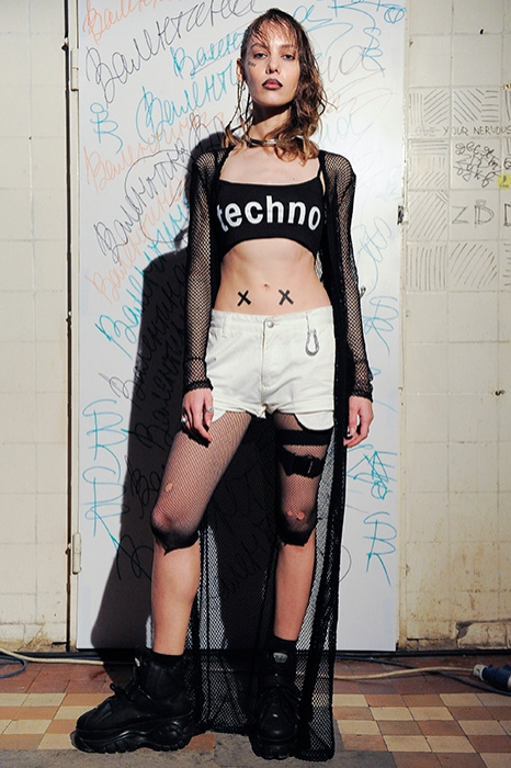 Модель с показа ZDDZ (весна-лето 2016) c коричневой подводкой для губ из 1990-х