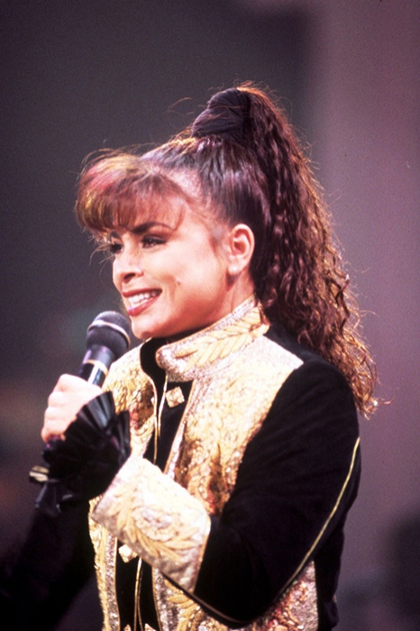 Толстая резинка для волос на Поле Абдул в 1990-х