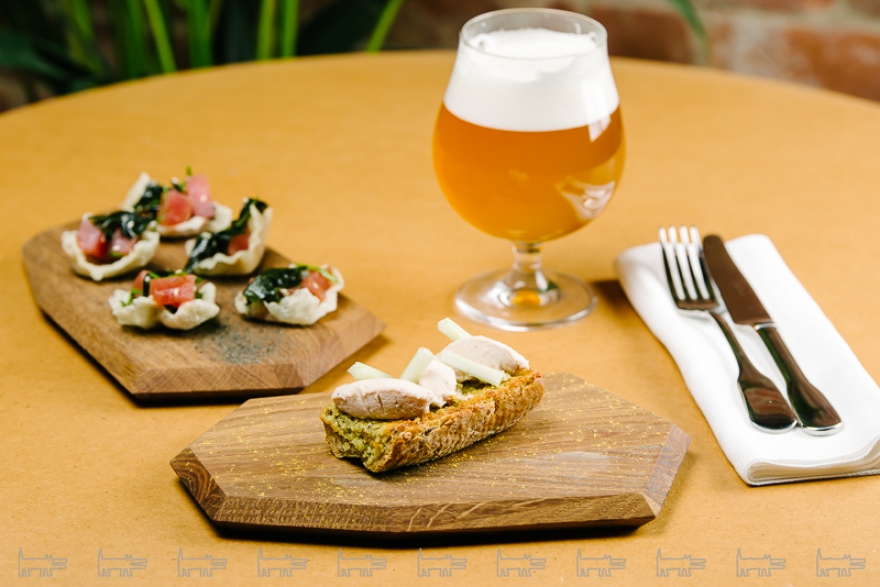 Маринованный лосось с водорослями и багет с муссом из копченой курицы