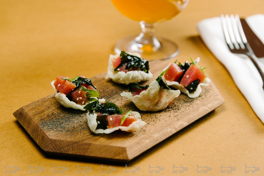 Маринованный лосось с водорослями