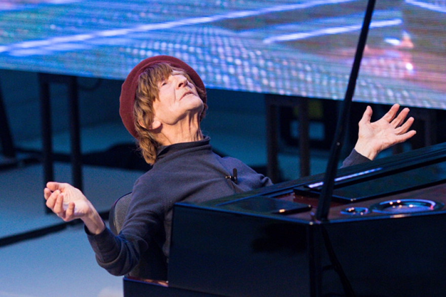 Творческий вечер Олега Каравайчука Самый странный композитор города придумал новую программу, пока сидел на вокзале в Комарово: по телевизору без