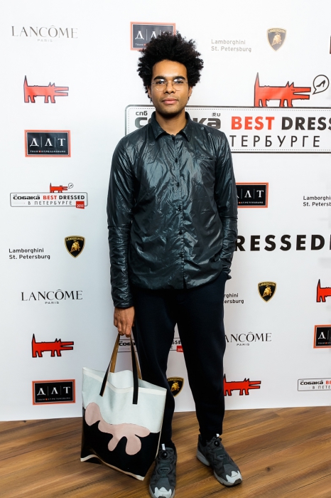 Ален Энумба в рубашке Volga Volga, штанах Kenzo и с сумкой Marni